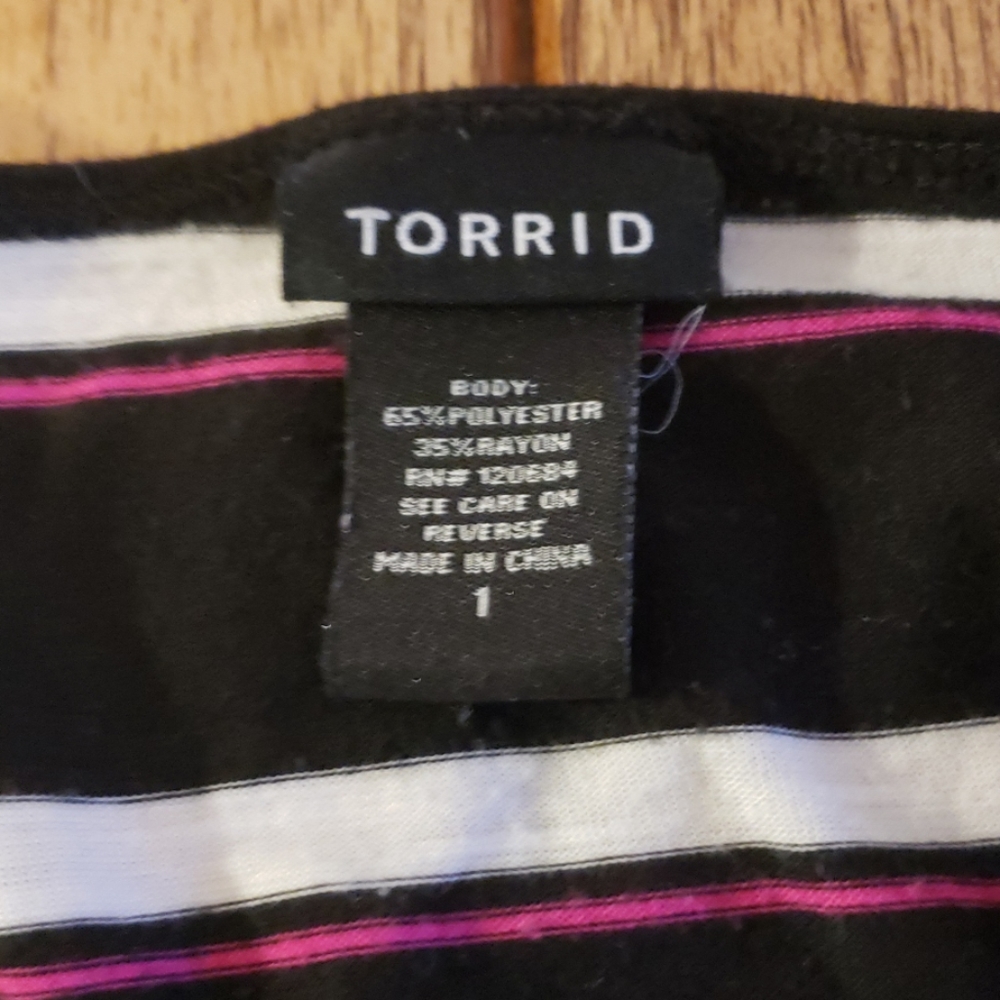Torrid pink, black and white t-shirt - Picture 3 of 3
